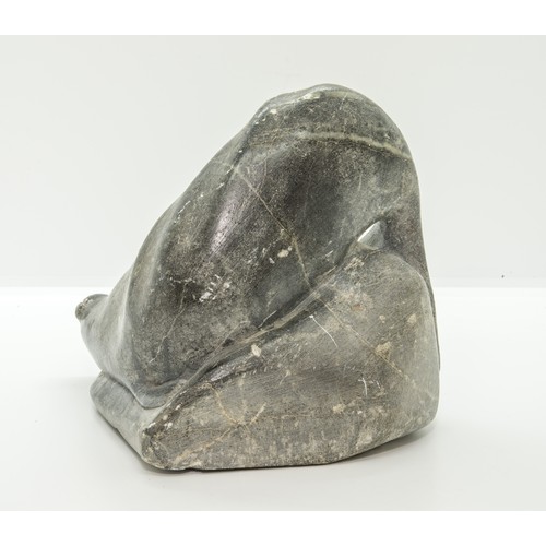 1342 - AN INUIT SOAPSTONE CARVING OF A SEAL, incised marks to the base L-KE.16 cms high