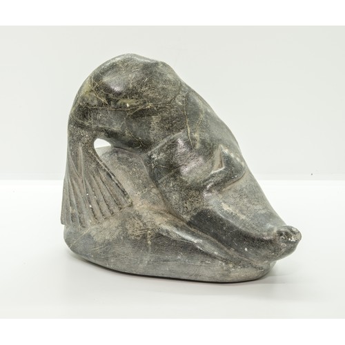 1342 - AN INUIT SOAPSTONE CARVING OF A SEAL, incised marks to the base L-KE.16 cms high