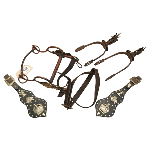 717 - A PAIR OF STEEL SPURS, A VICTORIAN MILITARY HORSE BIT WITH VR BRASS ROUNDELS AND TWO MILITARY HORSE ... 