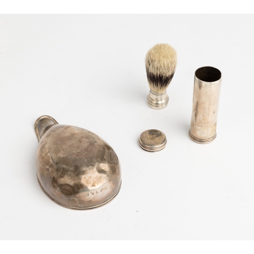 405 - A PAP BOAT, LONDON 1809 Together with a travelling cylindrical shaving brush, London 180312 cm.116 g... 