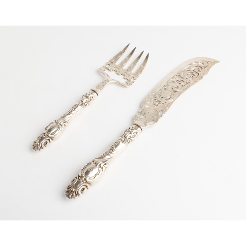 407 - A PAIR OF ENGRAVED FISH SERVERS, SHEFFIELD 185033 cm.340 g.