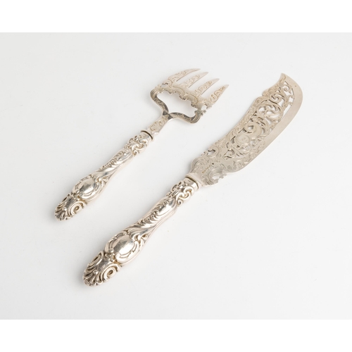 407 - A PAIR OF ENGRAVED FISH SERVERS, SHEFFIELD 185033 cm.340 g.