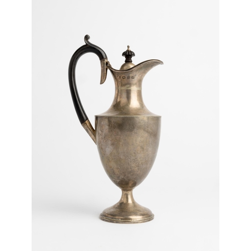 430 - AN URN SHAPED CLARET JUG, BIRMINGHAM 1899 A Plain jug with ebonised handle and knop.28 cm.430 g.... 