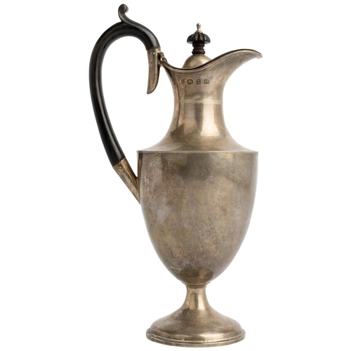 430 - AN URN SHAPED CLARET JUG, BIRMINGHAM 1899 A Plain jug with ebonised handle and knop.28 cm.430 g.... 