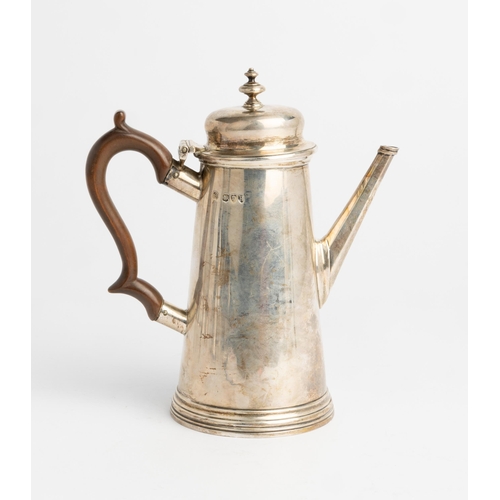 436 - A GEORGE I STYLE COFFEE POT, LONDON 1892 With a carved wooden handle.18 cm.381 g.... 