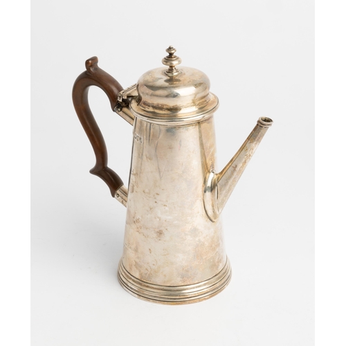 436 - A GEORGE I STYLE COFFEE POT, LONDON 1892 With a carved wooden handle.18 cm.381 g.... 