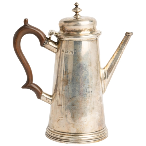 436 - A GEORGE I STYLE COFFEE POT, LONDON 1892 With a carved wooden handle.18 cm.381 g.... 