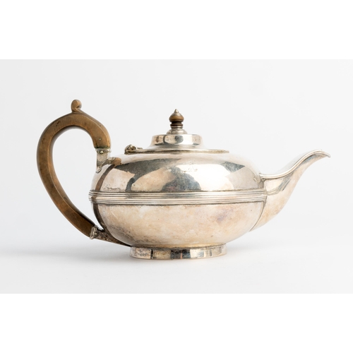 447 - A VICTORIAN COMPRESSED CIRCULAR TEAPOT, LONDON 1840 With a reeded central band and carved wooden han... 