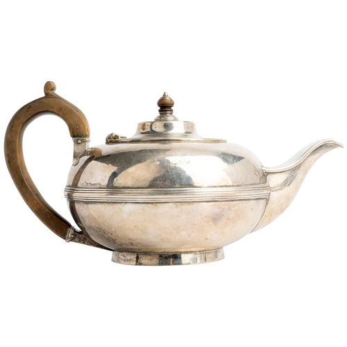 447 - A VICTORIAN COMPRESSED CIRCULAR TEAPOT, LONDON 1840 With a reeded central band and carved wooden han... 