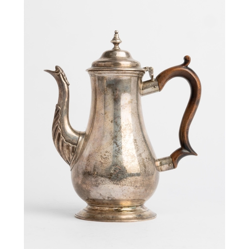 465 - A GEORGE II STYLE COFFEE POT, LONDON 1891.19 cm.386 g.