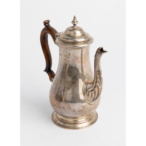 465 - A GEORGE II STYLE COFFEE POT, LONDON 1891.19 cm.386 g.