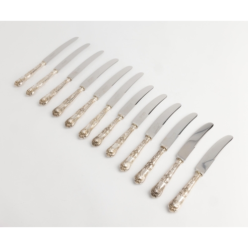 471 - SIX PAIRS OF QUEENS PATTERN TABLE AND SIDE KNIVES, SHEFFIELD 1972 With stainless steel blades.24.2 c... 