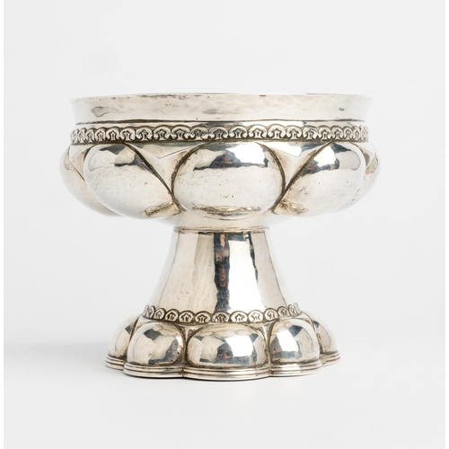 479 - AN EDWARDIAN REPRODUCTION MEDIEVAL BOWL, LONDON 190614 cm. dia.399 g.