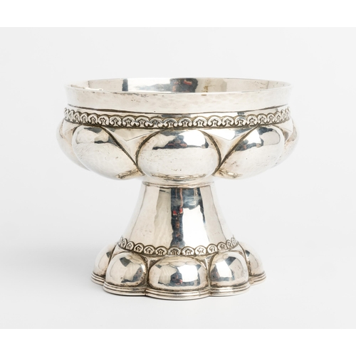 479 - AN EDWARDIAN REPRODUCTION MEDIEVAL BOWL, LONDON 190614 cm. dia.399 g.