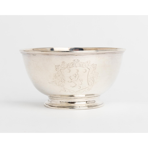 499 - A GEORGE I CIRCULAR BOWL, LONDON 1724 Engraved with a full coat of arms.11.5 cm dia.224 g.... 