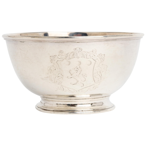 499 - A GEORGE I CIRCULAR BOWL, LONDON 1724 Engraved with a full coat of arms.11.5 cm dia.224 g.... 