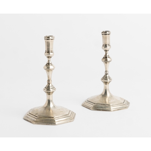 504 - A PAIR OF GEORGE II STYLE TAPER STICKS, LONDON 189811.5 cm.201 g.