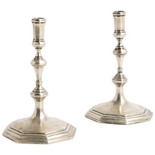 504 - A PAIR OF GEORGE II STYLE TAPER STICKS, LONDON 189811.5 cm.201 g.