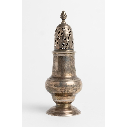 508 - A BALUSTER SHAPE SUGAR CASTER, LONDON 176519 cm.209 g.