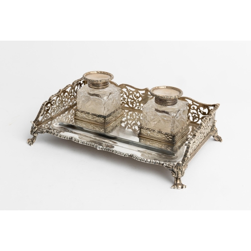 512 - A PIERCED GALLERY INKSTAND WITH TWO BOTTLES, LONDON 189623 cm.489 g. (base only)... 