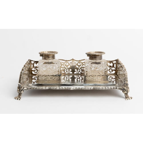 512 - A PIERCED GALLERY INKSTAND WITH TWO BOTTLES, LONDON 189623 cm.489 g. (base only)... 