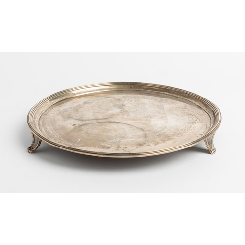 513 - A CIRCULAR SALVER ON THREE FEET WITH REEDED EDGE, LONDON 179326 cm.665 g.