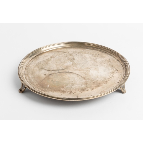 513 - A CIRCULAR SALVER ON THREE FEET WITH REEDED EDGE, LONDON 179326 cm.665 g.