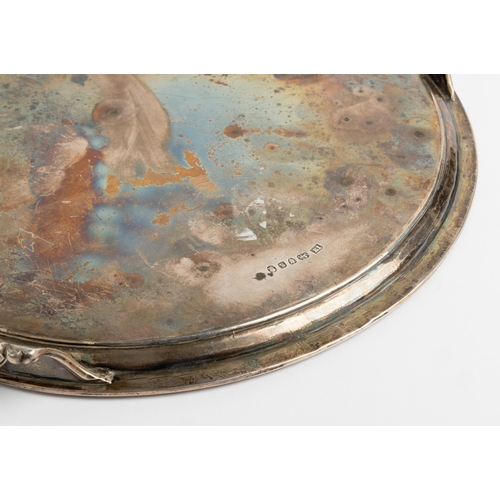 513 - A CIRCULAR SALVER ON THREE FEET WITH REEDED EDGE, LONDON 179326 cm.665 g.