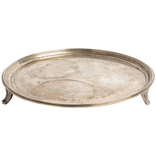 513 - A CIRCULAR SALVER ON THREE FEET WITH REEDED EDGE, LONDON 179326 cm.665 g.