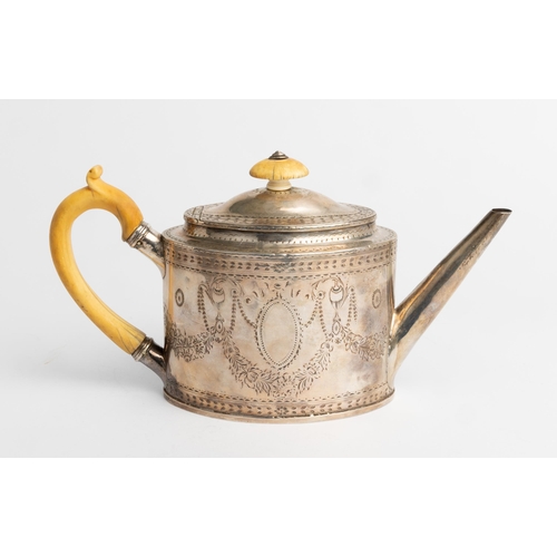 515 - A GEORGE III OVAL TEAPOT WITH ENGRAVED DECORATION, LONDON 178527 cm.476 g.