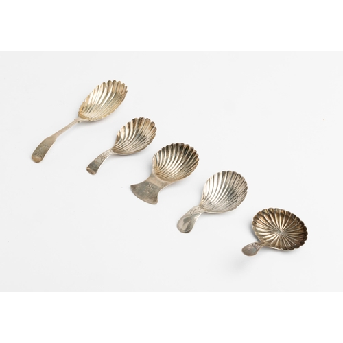 524 - AN IRISH SHELL BOWL CADDY SPOON, DUBLIN 1806 Together with four other shell bowl caddy spoons, Georg... 