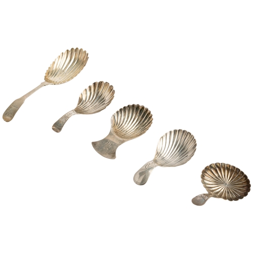 524 - AN IRISH SHELL BOWL CADDY SPOON, DUBLIN 1806 Together with four other shell bowl caddy spoons, Georg... 