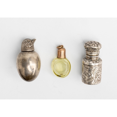 530 - AN EGG SHAPED SCENT FLASK WITH 'HEN'S HEAD' LID, BIRMINGHAM 1889 Together with another bottle shape ... 