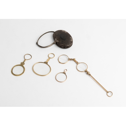 535 - A MAGNIFYING GLASS WITH MACHINE TURNED TORTOISE SHELL, LONDON C.1770 Together with four gilt quizzin... 