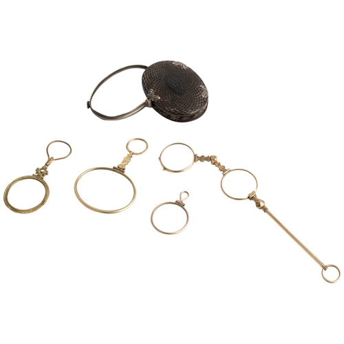 535 - A MAGNIFYING GLASS WITH MACHINE TURNED TORTOISE SHELL, LONDON C.1770 Together with four gilt quizzin... 