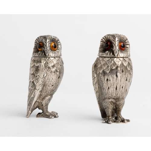 548 - A PAIR OF CAST OWL PEPPERETTES, BY COMYNS, LONDON 19607 cm.216 g.