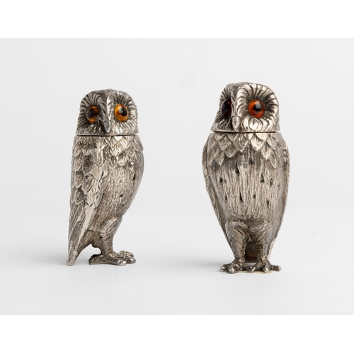 548 - A PAIR OF CAST OWL PEPPERETTES, BY COMYNS, LONDON 19607 cm.216 g.