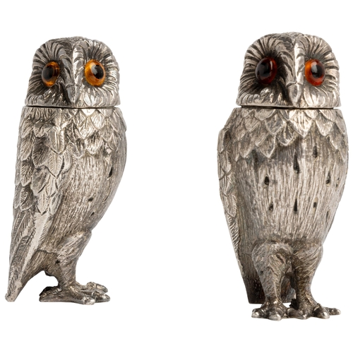 548 - A PAIR OF CAST OWL PEPPERETTES, BY COMYNS, LONDON 19607 cm.216 g.