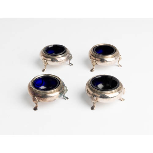 566 - A SET OF FOUR CALDRON SALTS WITH BLUE GLASS LINERS, LONDON 18696 cm.198 g.