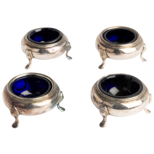 566 - A SET OF FOUR CALDRON SALTS WITH BLUE GLASS LINERS, LONDON 18696 cm.198 g.