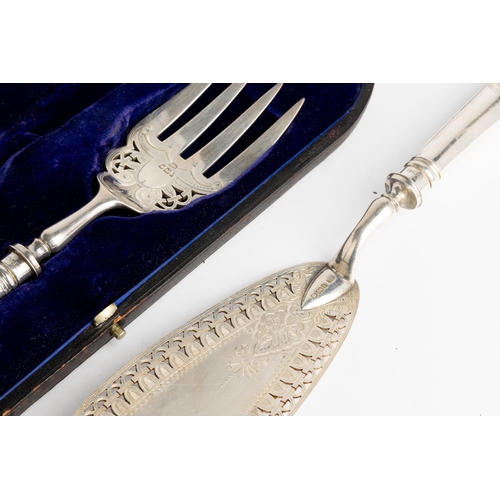 577 - A CASED PAIR OF PISTOL HANDLED FISH SERVERS, SHEFFIELD 190132 cm & 24.5 cm349 g.... 