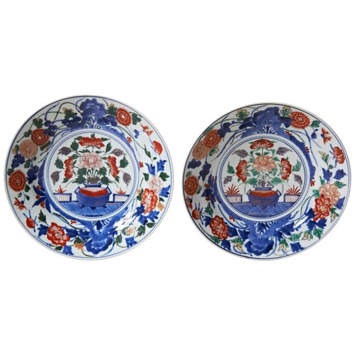 2180 - A LARGE PAIR OF JAPANESE IMARI DISHESEDO PERIOD, 17TH / 18THeach centrally painted with flowering ur... 