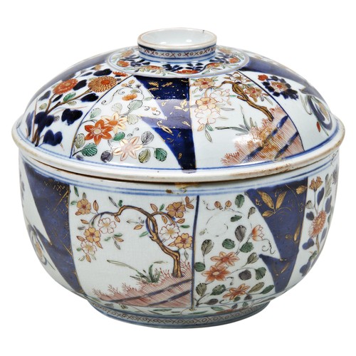 2188 - A LARGE JAPANESE IMARI COVERED BOWLEDO PERIOD23.5cm diam