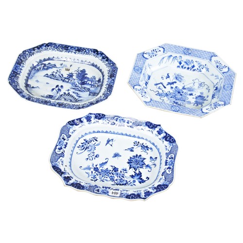 2091 - THREE CHINESE EXPORT BLUE AND WHITE SERVING DISHESQINALONG PERIOD (1736-1795)36cm & 38cm wide ap... 