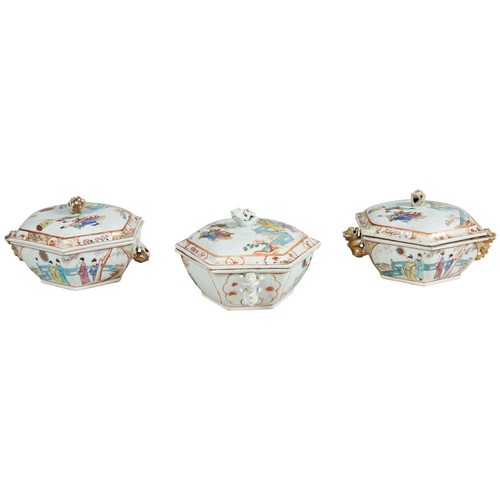 2095 - A SET OF THREE CHINESE FAMILLE ROSE HEXAGONAL TUREENS AND COVERSQING DYNASTY, 18TH CENTURY22cm wide... 