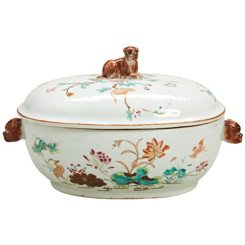 1982 - A CHINESE EXPORT FAMILLE ROSE TUREEN AND COVERQIANLONG PERIOD (1736-1795)with a dog finial and twin ... 