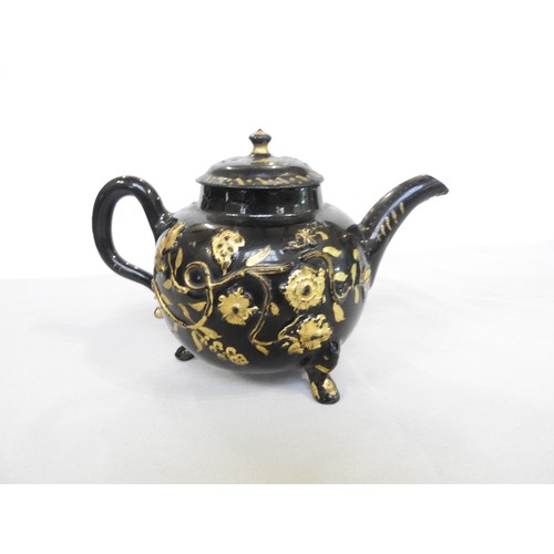 1171 - AN 18TH CENTURY JACKFIELD TYPE TEAPOTCirca 1750, with gilded decoration, 20cms long