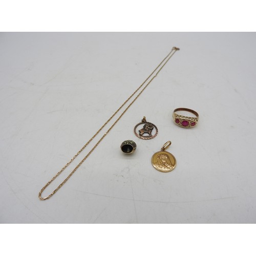 574 - A 9CT GOLD RING AND TWO 9CT GOLD FOBS, the ring set with three graduated pink gemstones, along with ... 