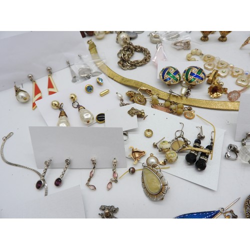 568 - A SELECTION OF COSTUME JEWELLERY, including bead necklaces, pendants, earrings, brooches and four wr... 