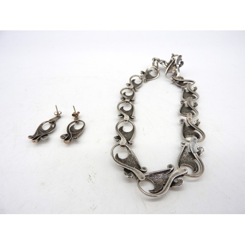 569 - A SILVER NECKLACE AND MATCHING EARRINGS, in an elegant scrolling foliate formChain 43 cm longCombine... 